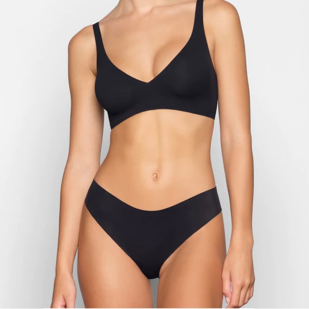 SKIMS naked plunge bra